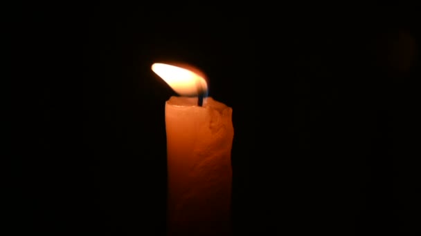 蜡烛火焰在黑色的背景上随风摇曳 慢动作 — 图库视频影像