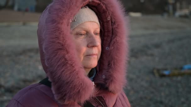 Hermosa Mujer Mediana Edad Mirando Atardecer Enfoque Selectivo — Vídeo de stock