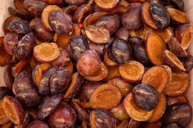 Depodaki donmuş çekirdeksiz Erik.