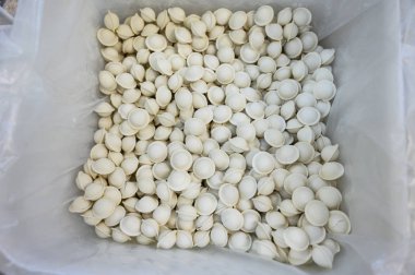 Deposundaki donmuş hamur tatlısı.