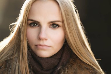 Güneşli kış gününde genç bir kadının portresi.