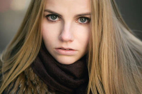 Retrato Jovem Mulher Dia Ensolarado Inverno — Fotografia de Stock