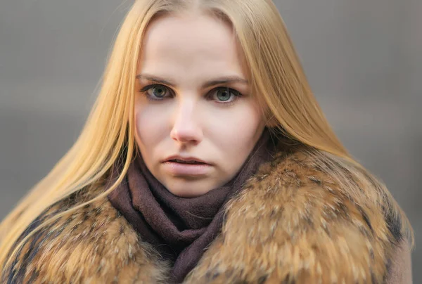 Портрет Молодої Жінки Сонячний Зимовий День — стокове фото