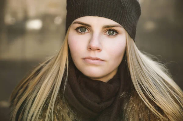 Retrato Mujer Joven Soleado Día Invierno —  Fotos de Stock