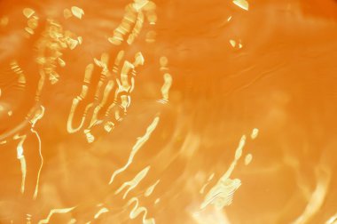 Su yüzey dalgaları ile. Seçici odak.