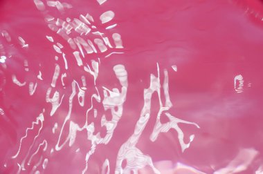 Su yüzey dalgaları ile. Seçici odak.