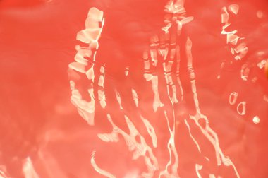 Su yüzey dalgaları ile. Seçici odak.