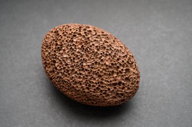 Ponza taşı karanlık bir arka plan üzerinde spa için.