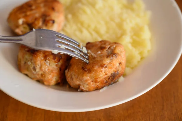 Chuletas Caseras Con Puré Papas Sobre Mesa Madera —  Fotos de Stock