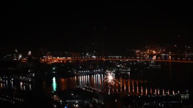 Ağır çekimde şehir üzerinde renkli havai fişek.