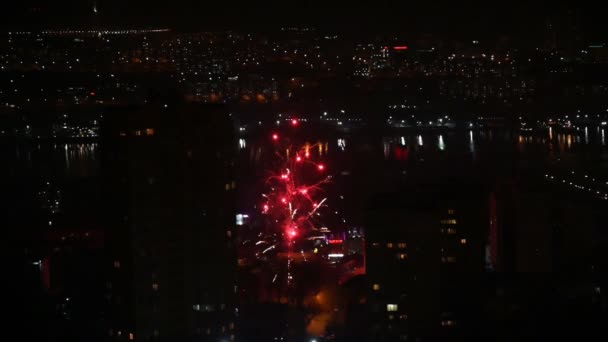 Красочные Фейерверки Над Городом Замедленной Съемке — стоковое видео