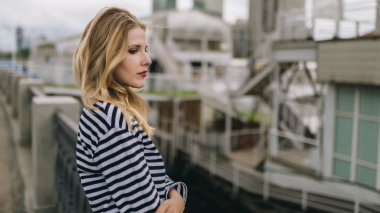 Güzel genç bir kadının açık hava portresi. Seçici odak.