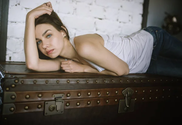 Retrato Uma Bela Jovem Morena Foco Suave Seletivo — Fotografia de Stock