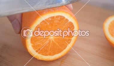 Ahşap kesim turuncu panoları ağır çekimde kesti. Seçici odak.