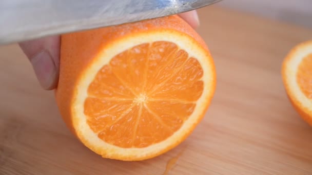 Cortar Naranja Tablas Madera Cortadas Cámara Lenta Enfoque Selectivo — Vídeo de stock