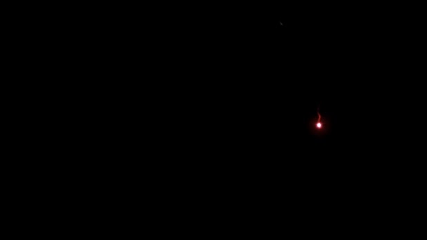 Κόκκινο Σήμα Έκτακτης Ανάγκης Κινδύνου Στον Νυχτερινό Ουρανό — Αρχείο Βίντεο