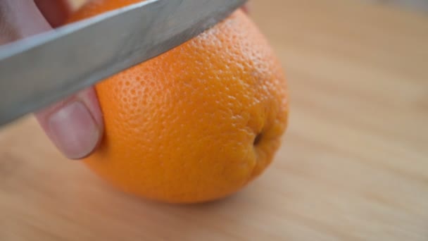 慢动作在木制剪纸板上切割橘子 选择性对焦 — 图库视频影像
