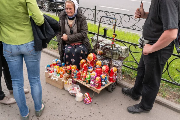 Moscow Rússia Junho 2016 Mulher Velha Vende Bonecas Tradicionais Russas — Fotografia de Stock