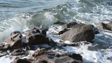 Dalgalar deniz kıyısı. Ağır çekim. Seçici odak.