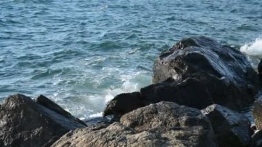 Dalgalar deniz kıyısı. Ağır çekim. Seçici odak.