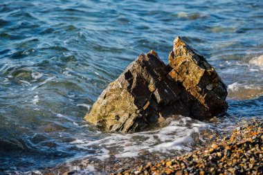 Deniz kıyısında dalgalar. Sığ alan derinliğine sahip seçici odak.