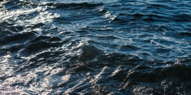 Deniz kıyısında dalgalar. Sığ alan derinliğine sahip seçici odak.