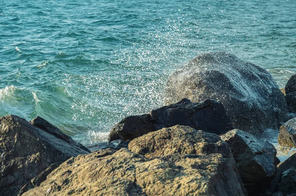 在海滨的波浪 具有浅层深度的选择性聚焦 — 图库照片