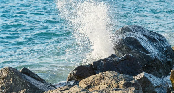 Vågor Vid Stranden Selektivt Fokus Med Kort Skärpedjup — Stockfoto