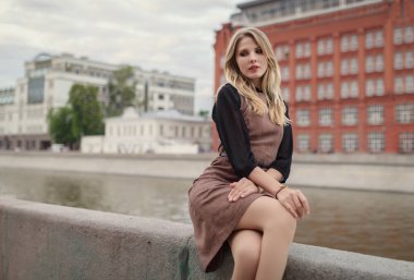 Güzel genç bir kadının açık hava portresi. Seçici odak.