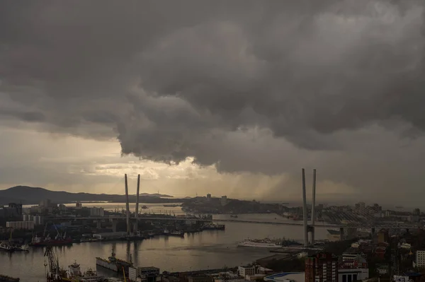 Vladivostok Cityscape Şehir Üzerinde Fırtına Tonlu Görüntü — Stok fotoğraf