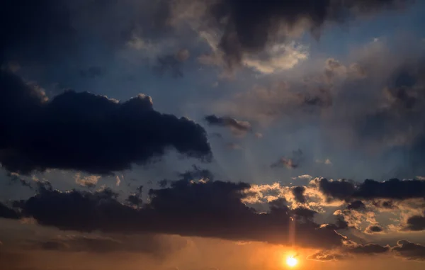 Dramatiska Solnedgång Himlen Med Orange Moln — Stockfoto