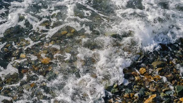 Deniz Kıyısında Dalgalar Sığ Alan Derinliğine Sahip Seçici Odak — Stok fotoğraf