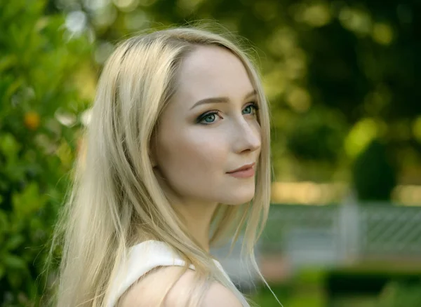 美しい若い女性の屋外の肖像画 自然光 — ストック写真