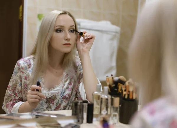 Jovem Mulher Olhando Espelho Aplicar Maquiagem Foco Suave Seletivo — Fotografia de Stock