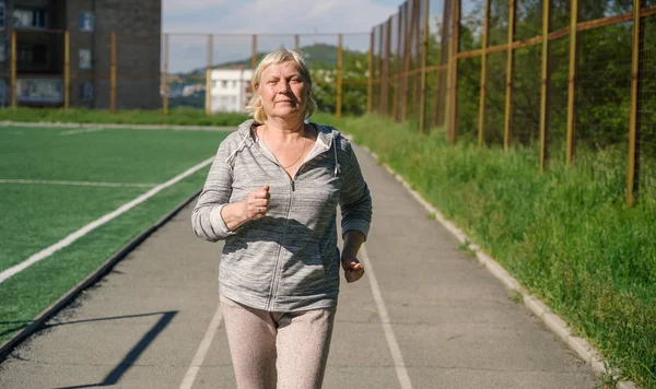 Betagte Frau Joggt Öffentlichem Stadion — Stockfoto