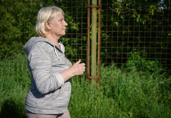 Alte Frau Macht Übungen Öffentlichen Stadion — Stockfoto