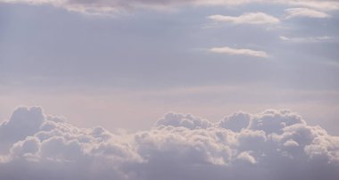 Güzel yumuşak bulutlar ile dramatik gökyüzü. Doğa arka planı.