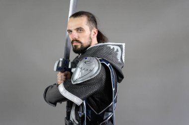 Vladivostok, Rusya-20 Temmuz 2019: Festival oyun ve kitap serisi Witcher bir dizi. Cosplayer Alyosha Popovich olarak Rus peri masalı gri arka plan karşı poz.