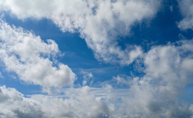 Bulutlu mavi gökyüzü. Doğa arkaplanı.
