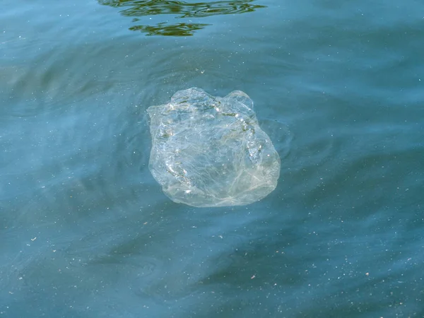 Plastic Zak Drijft Het Zeeoppervlak — Stockfoto