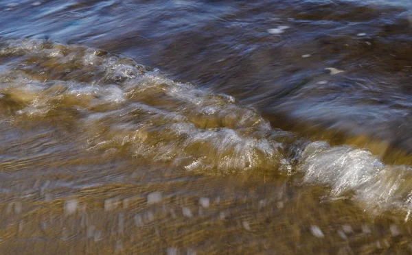 ゆっくりとしたシャッタースピードで捉えられた海岸の波 自然抽象運動の背景 — ストック写真