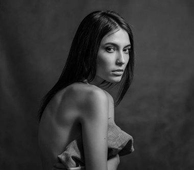 Güzel bir genç kadının siyah beyaz portresi..