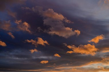Turuncu bulutlu dramatik bir gökyüzü. Doğa arkaplanı.