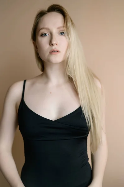 Graciös Ung Kvinna Svart Topp Poserar Mot Beige Vägg — Stockfoto