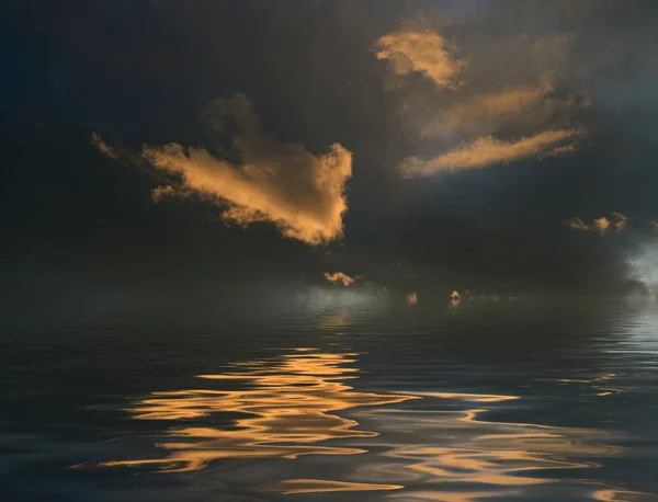 Dramatyczny Zachód Słońca Chmurami Odbitymi Wodzie — Zdjęcie stockowe