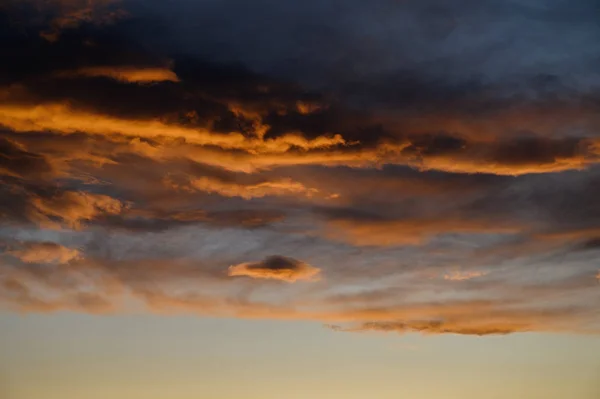 Turuncu Bulutlu Dramatik Bir Gökyüzü Doğa Arkaplanı — Stok fotoğraf
