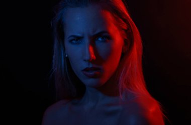 Siyah arkaplan ve açık renkli bir kadının portresi..