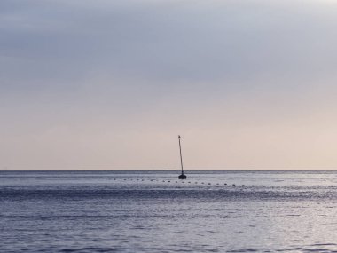 Arkaplanda sınır şamandırası olan deniz manzarası.