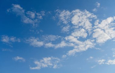 Bulutlu mavi gökyüzü. Doğa arkaplanı.