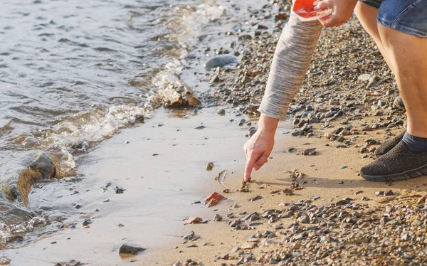 Woman Draws Something Finger Sand — Stock Photo, Image